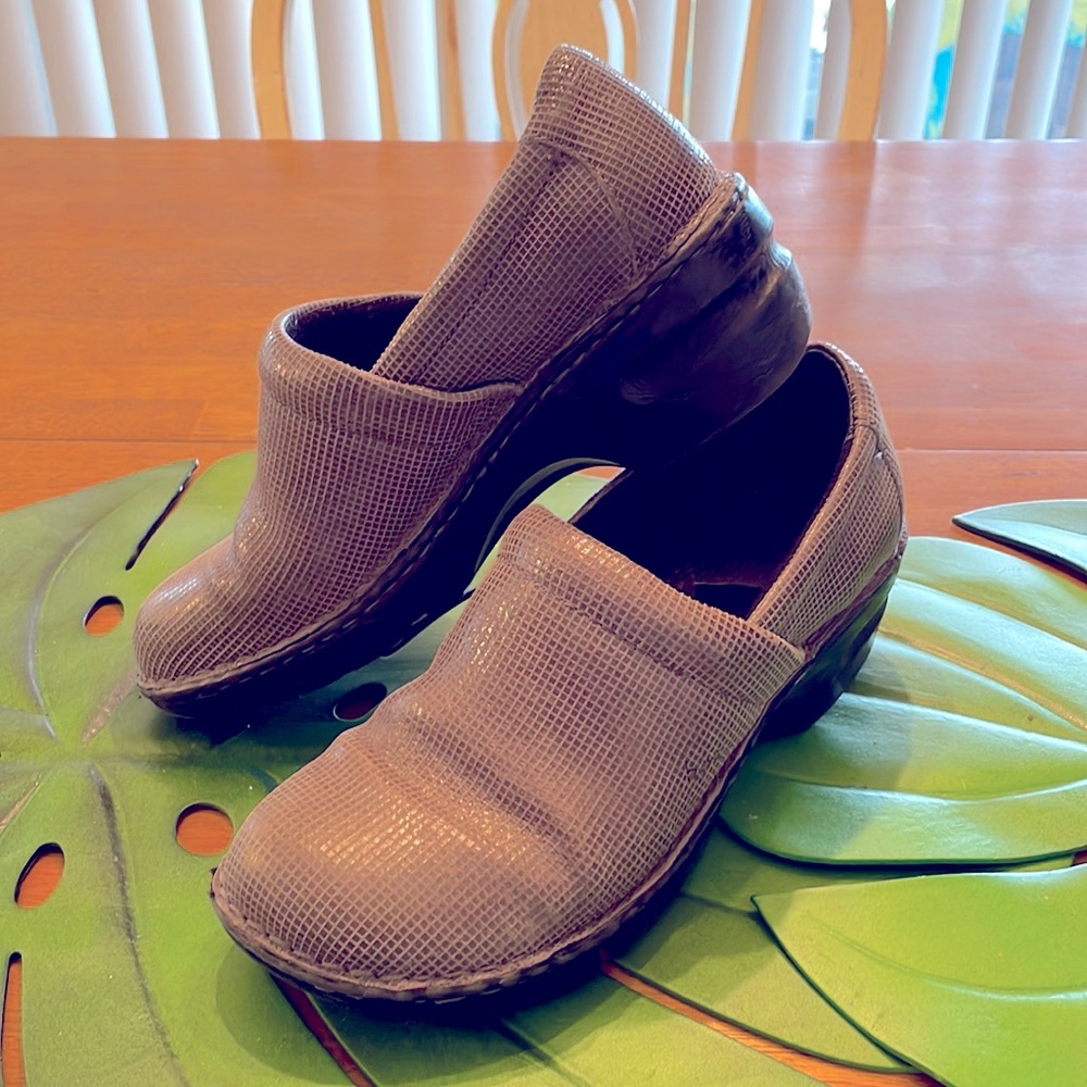 b.o.c women’s grey nursing/clog slip on heeled shoe - SZ 8M